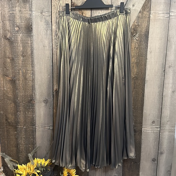 NWT Anthropologie Green & Gold Metallic Pleated Skirt and Top Set - Picture 7 of 16